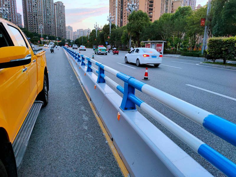 榮昌區(qū)-水泥隔離墩、實心橡膠防撞桶