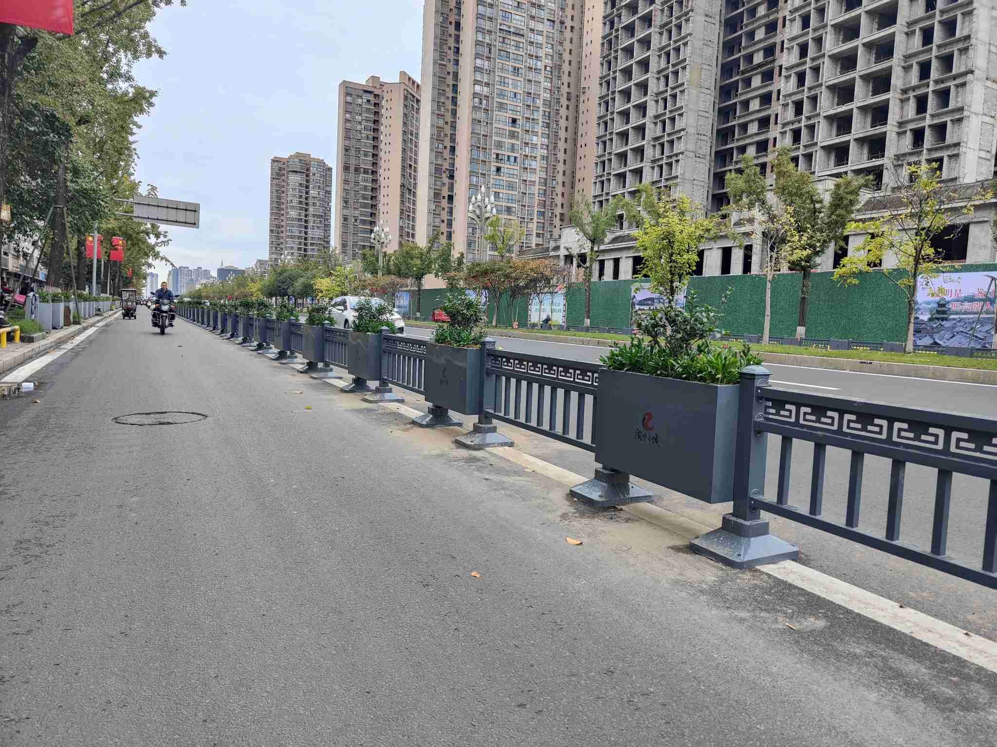 閬中市文旅大會(huì)花箱隔離護(hù)欄