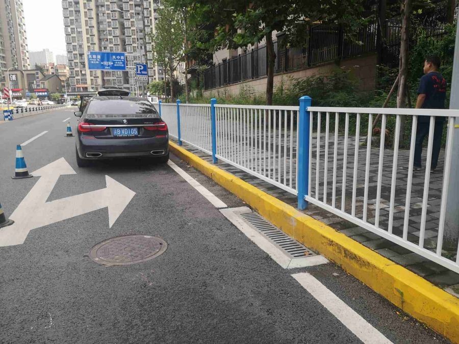 沙坪壩區(qū)-鳳鳴山片區(qū)人行道護欄施工案例